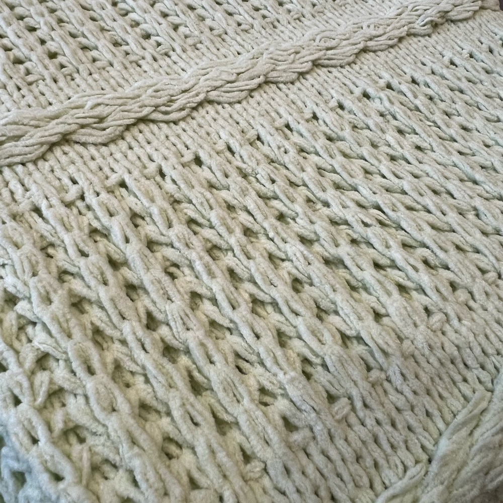 Emryn House Chunky Knit Throw, 50” x 60”, fern green - Picture 3 of 7